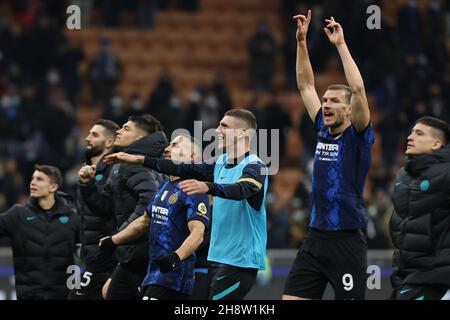 Mailand, Italien. 01st Dez 2021. Spieler des FC Internazionale feiern den Sieg am Ende des Spiels während des Fußballspiels Serie A 2021/22 zwischen dem FC Internazionale und Spezia Calcio im Giuseppe Meazza Stadium, Mailand, Italien am 01. Dezember 2021.Quelle: Independent Photo Agency/Alamy Live News Stockfoto