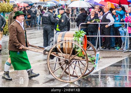 MÜNCHEN, DEUTSCHLAND - 17. SEPTEMBER 2016: Teilnehmer der jährlichen Eröffnungsparade des Oktoberfestes in München. Stockfoto