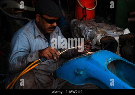 Rawalpindi, Pakistan während die Straßen Pakistans mit billigen chinesischen Motorrädern übersät sind, kriechen die Liebhaber des seltenen Vespa-Motorrollers Stockfoto