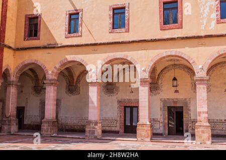 Kreuzgang der Kirche Templo de Santa Rosa de Viterbo in Queretaro, Mexiko Stockfoto