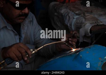 Rawalpindi, Pakistan während die Straßen Pakistans mit billigen chinesischen Motorrädern übersät sind, sind Fans des seltenen Vespa-Motorrollers abgekratzen Stockfoto