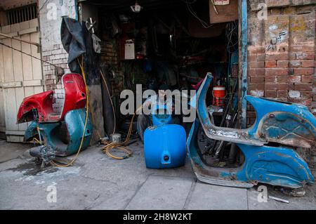 Rawalpindi, Pakistan während die Straßen Pakistans mit billigen chinesischen Motorrädern übersät sind, sind Fans des seltenen Vespa-Motorrollers abgekratzen Stockfoto