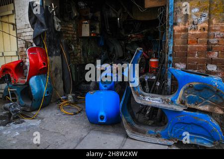 Während die Straßen Pakistans mit billigen chinesischen Motorrädern übersät sind, sind die Liebhaber des seltenen Vespa-Motorrollers auf der Suche nach dem Ersatz-pak Stockfoto
