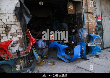 Während die Straßen Pakistans mit billigen chinesischen Motorrädern übersät sind, sind die Liebhaber des seltenen Vespa-Motorrollers auf der Suche nach dem Ersatz-pak Stockfoto