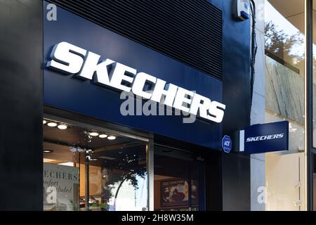 VALENCIA, SPANIEN - 01. DEZEMBER 2021: Skechers ist ein amerikanisches Schuhunternehmen Stockfoto