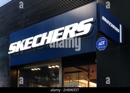 VALENCIA, SPANIEN - 01. DEZEMBER 2021: Skechers ist ein amerikanisches Schuhunternehmen Stockfoto