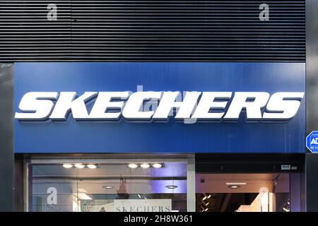 VALENCIA, SPANIEN - 01. DEZEMBER 2021: Skechers ist ein amerikanisches Schuhunternehmen Stockfoto