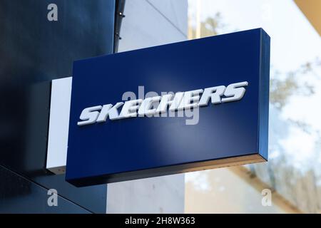 VALENCIA, SPANIEN - 01. DEZEMBER 2021: Skechers ist ein amerikanisches Schuhunternehmen Stockfoto