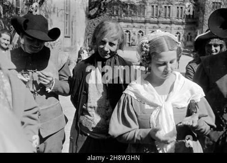 Schauspieler und Belegschaft am Set für Liselotte von der Pfalz, Regie: Carl Froelich, 1935. Besetzung und Crew am Set des Privatlebens von Ludwig XIV., alias Liselotte aus der Pfalz, Regie: Carl Froelich, 1935. Stockfoto