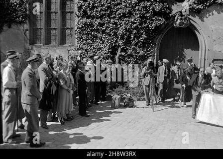 Schauspieler und Belegschaft am Set für Liselotte von der Pfalz, Regie: Carl Froelich, 1935. Besetzung und Crew am Set des Privatlebens von Ludwig XIV., alias Liselotte aus der Pfalz, Regie: Carl Froelich, 1935. Stockfoto