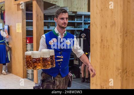 MÜNCHEN, DEUTSCHLAND - 17. SEPTEMBER 2016: Kellner mit vielen Biergläsern auf dem Oktoberfest in München Stockfoto