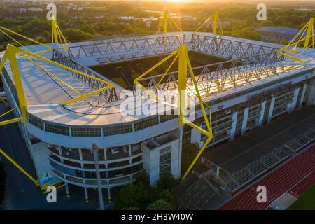 Dortmund, Deutschland. 28th. Mai 2020. ES GIBT WIEDER BEDROHUNG GHOST GAMES, EMPTY STADIUM, STADIUM, CORONA FIRO: 28.05.2020, FUVUBALL, 1st Bundesliga, Saison 2019/2020, BVB, Borussia Dortmund, STADIONSIGNAL IDUNA PARK, Drohne, Drohnenaufnahme, Luftaufnahme, Sonnenuntergang, Sonnenstrahlen, Abendstimmung, Sonne, Übersicht, Blick auf Auvuen, Kredit: dpa/Alamy Live Nachrichten Stockfoto