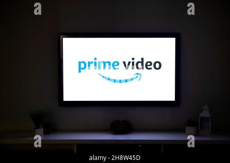 ROSARIO, ARGENTINIEN - 1. DEZEMBER 2021: Prime Video-Logo auf dem Bildschirm von LCD Smart TV in der Mitte eines Wohnzimmers eines Familienhauses. Stockfoto