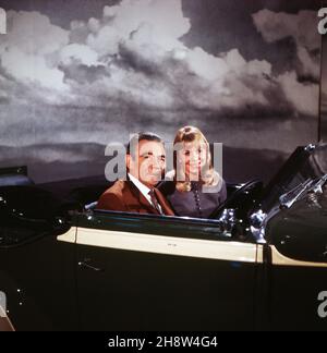 Peter Frankenfeld mit Assistentin Brigitte Laufer in der Talentshow 'und Ihr Steckenpferd?', Deutschland um 1967. Stockfoto