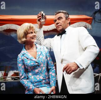 Peter Frankenfeld mit Assistentin Brigitte Laufer in der Talentshow 'und Ihr Steckenpferd?', Deutschland um 1966. Stockfoto