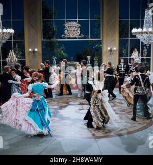 Der Letzte Walzer, Operette von Oscar Strauss, ZDF Fernsehfilmung von 1973, Walzer-Szene auf dem Fest des Grafen Krasinski. Der Letzte Walzer, Operette von Oscar Strauss, ZDF-Fernsehfassung von 1973, Walzerszene. Stockfoto