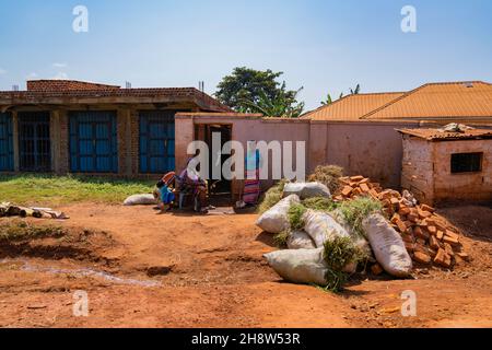Afrikanische Frau zu Hause warten, wenn Kinder kommen zurück Stockfoto