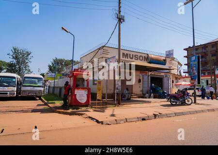 Lokale Straßen in Jinja, wo Sie Lebensmittel und Grundnahrungsmittel kaufen können. Im Zentrum von Jinja gibt es Geschäfte, Tankstellen, Märkte Stockfoto