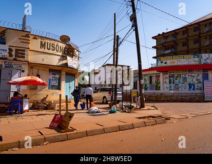 Lokale Straßen in Jinja, wo Sie Lebensmittel und Grundnahrungsmittel kaufen können. Im Zentrum von Jinja gibt es Geschäfte, Tankstellen, Märkte Stockfoto