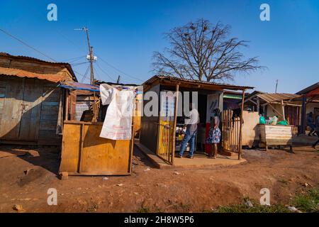 Verkauf von lokalem Obst und Gemüse auf dem zentralen Markt in Jinja. Stockfoto