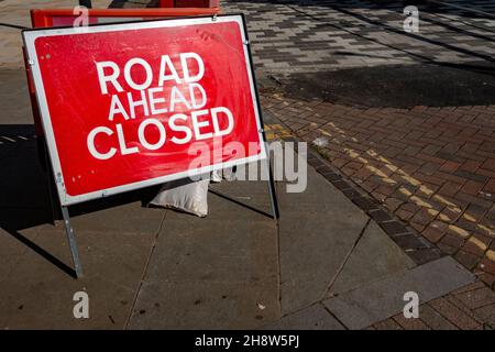 Straße geschlossen Schild auf asphaltierten Bereich Stockfoto