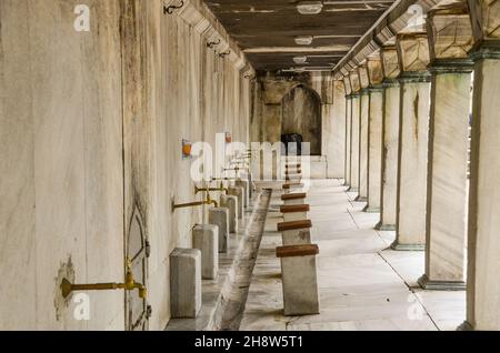 In der Moschee war ein alter Wasserhahn aus Marmor. Istanbul Türkei Stockfoto