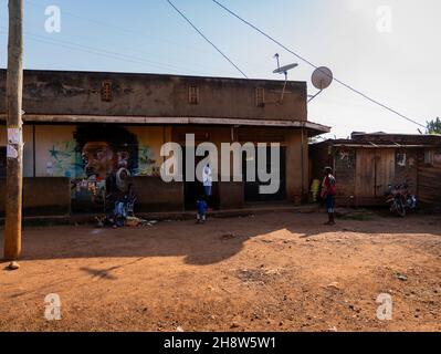 Kleiner Markt mit verschiedenen Ständen Obst und Gemüse, Uganda, Afrika Stockfoto