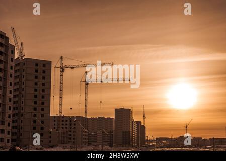 Hebeturm Kräne und neue Wohnungen Stockfoto