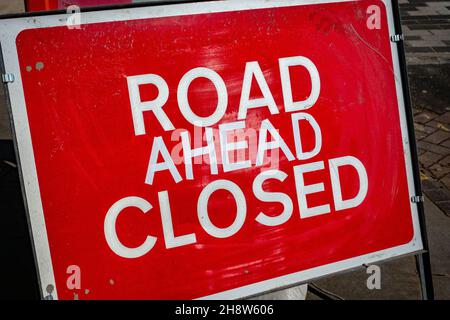 Straße geschlossen Schild auf asphaltierten Bereich Stockfoto