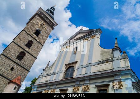 Schwarzer Turm Cerna vez und die Kirche des Hl. Nikolaus Svaty Mikulas in Ceske Budejovice, Tschechische Republik Stockfoto