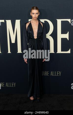 New York, NY - 1. Dezember 2021: Stella Maxwell nimmt an der „Nightmare Alley“-Weltpremiere in der Alice Tully Hall, Lincoln Center, Teil Stockfoto