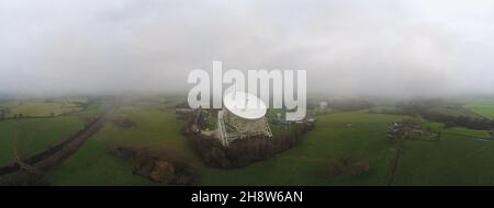 Panoramablick auf das Jodrell Bank Discovery Center an einem bewölkten Tag Stockfoto