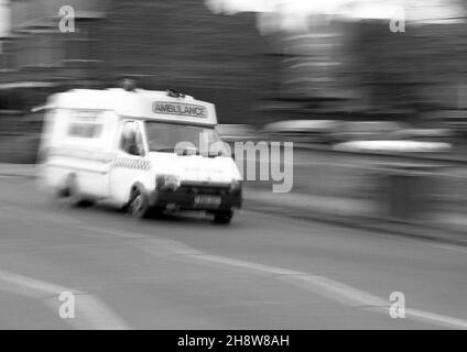 Verschwommenes Bild des Krankenwagens, Nottingham, Großbritannien 1990s Stockfoto