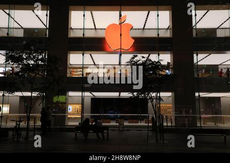 Sydney, Australien. 2nd. Dezember 2021. Das Apfellogo im Apple Store in der George Street, Sydney, wurde anlässlich des Welt-Aids-Tages, der am 1. Dezember war, rot. Kredit: Richard Milnes/Alamy Live Nachrichten Stockfoto