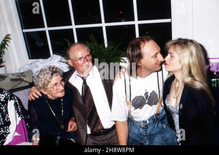 Adele, Karl und Otto Waalkes mit Ehefrau Manuela Manu Ebelt, deutscher Komiker, Schauspieler und Regisseur, bei der Premierenparty zu seinem Film 'Otto - der neue Film', Deutschland 1987. Stockfoto