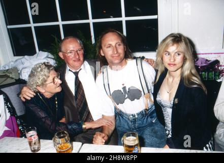 Adele, Karl und Otto Waalkes mit Ehefrau Manuela Manu Ebelt, deutscher Komiker, Schauspieler und Regisseur, bei der Premierenparty zu seinem Film 'Otto - der neue Film', Deutschland 1987. Stockfoto