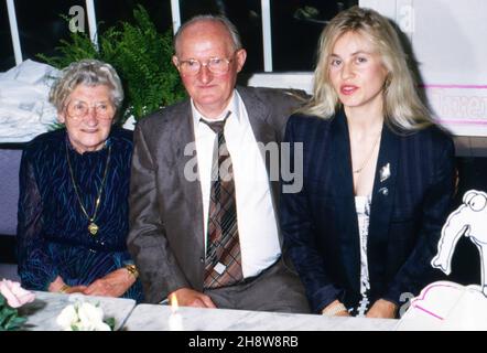 Adele, Karl und Otto Waalkes mit Ehefrau Manuela Manu Ebelt, deutscher Komiker, Schauspieler und Regisseur, bei der Premierenparty zu seinem Film 'Otto - der neue Film', Deutschland 1987. Stockfoto