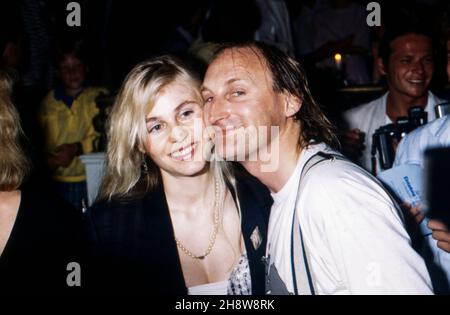 Otto Waalkes, deutscher Komiker, Schauspieler und Regisseur, mit Ehefrau Manuela Manu Ebelt bei der Premierenparty zu seinem Film 'Otto - der neue Film', Deutschland 1987. Stockfoto