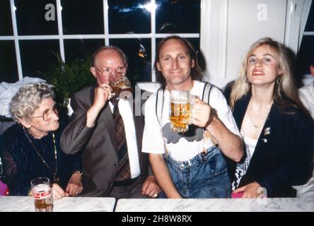 Adele, Karl und Otto Waalkes mit Ehefrau Manuela Manu Ebelt, deutscher Komiker, Schauspieler und Regisseur, bei der Premierenparty zu seinem Film 'Otto - der neue Film', Deutschland 1987. Stockfoto