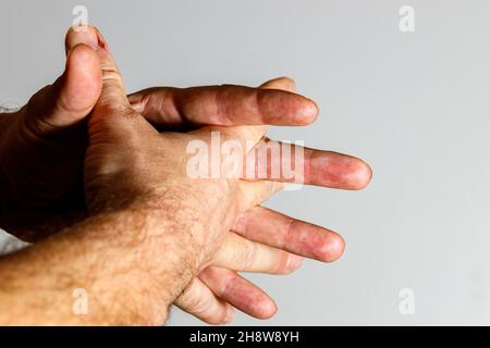 Eine Hand mit Fingern beginnt zu beten Stockfoto