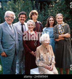 Mütter und Töchter, Sendereihe, Deutschland 1983, Gäste: Willy und Peter Millowitsch, Daniel und Katerina Jacob, Ellen Schwiers, vorn: Hannelore Schroth, Käthe Haack Stockfoto