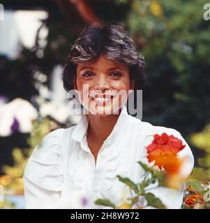 Uschi Glas, deutsche Schauspielerin, mit Blumen im Garten, Deutschland um 1980.Deutsche Schauspielerin Uschi mit Blumen im Garten, Deutschland um 1980. Stockfoto