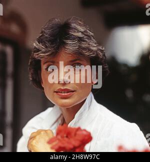 Uschi Glas, deutsche Schauspielerin, mit Blumen im Garten, Deutschland um 1980.Deutsche Schauspielerin Uschi mit Blumen im Garten, Deutschland um 1980. Stockfoto