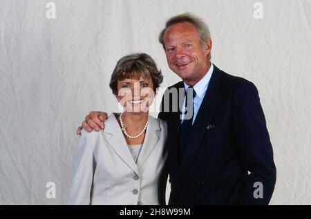 Uschi Glas, deutsche Schauspielerin, mit Ehemann Bernd Tewaag, dem Produzenten ihrer Fernsehserie 'Anna Maria - eine Frau geht ihren Weg', Deutschland 1994. Die deutsche Schauspielerin Uschi Glas und ihr Ehemann Bernd Tewaag, Produzent ihrer aktuellen TV-Serie 'Anna Maria - eine Frau geht ihren Weg', Deutschland 1994. Stockfoto