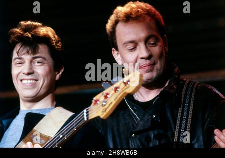 Spider Murphy Gang, Münchner Rock 'n' Roll Band, Sänger Günther Sigl und Gitarrist Barny Murphy, 1983. Spider Murphy Gang, Münchner Rock 'n' Roll Band, Sänger Günther Sigl und Gitarrist Barny Murphy, 1983. Stockfoto