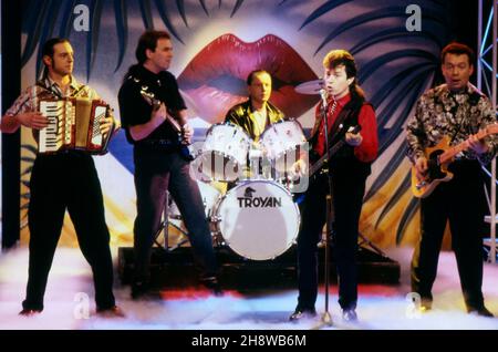 Spider Murphy Gang, Münchner Rock 'n' Roll Band, bei einem TV Auftritt, 1989. Spider Murphy Gang, Münchner Rock 'n' Roll-Band, TV-Performance 1989. Stockfoto