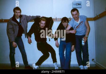 Spider Murphy Gang, Münchner Rock 'n' Roll Band, Spass beim Fototermin: Michael Busse, Barny Murphy, Günther Sigl, Franz Trojan, 1983. Spider Murphy Gang, Munich Rock 'n' Roll Band, Spaß beim Fotoshooting: Michael Busse, Barny Murphy, Günther Sigl, Franz Trojan, 1983. Stockfoto