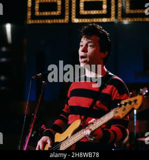 Günther Sigl, Sänger der bayerischen Rock 'n' Roll Band Spider Murphy Gang singt den Hit Schickeria in der ZDF Musiksendung Disco, 1982. Günther Sigl, Sänger der Münchner Rock 'n' Roll Band Spider Murphy Gang, singt den Hit Schickeria im ZDF-Musikprogramm Disco, 1982. Stockfoto