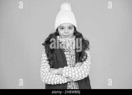 Frohe Feiertage. Kalte Jahreszeit Stil weihnachtsaktivität. Kindheit Glück. Thermische Kleidung. Happy teen Mädchen tragen warme Kleidung. Winter Kid Mode Stockfoto