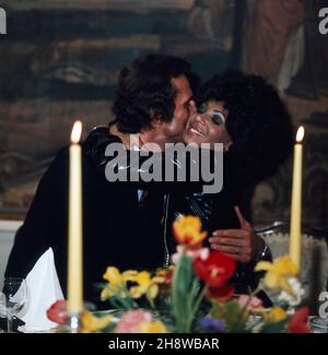 Shirley Bassey, britische Sängerin, Interpret des berühmten Bond Songs: Goldfinger, zu Gast in Deutschland, hier bei einem privaten Abendessen, anlässlich ihres Konzerts in Berlin, 1972. Shirley Bassey, walisische Sängerin, Interpretin des berühmten Bond-Liedes: Goldfinger, als Gast in Deutschland, hier bei einem privaten Abendessen, anlässlich ihres Konzerts in Berlin, 1972. Stockfoto